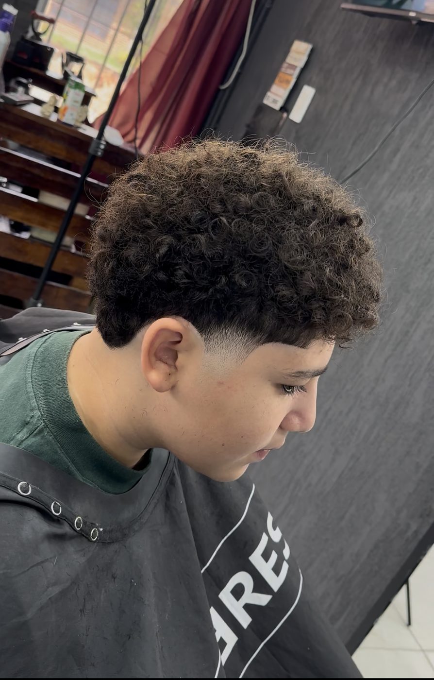 Corte para pelo rulo con degradado